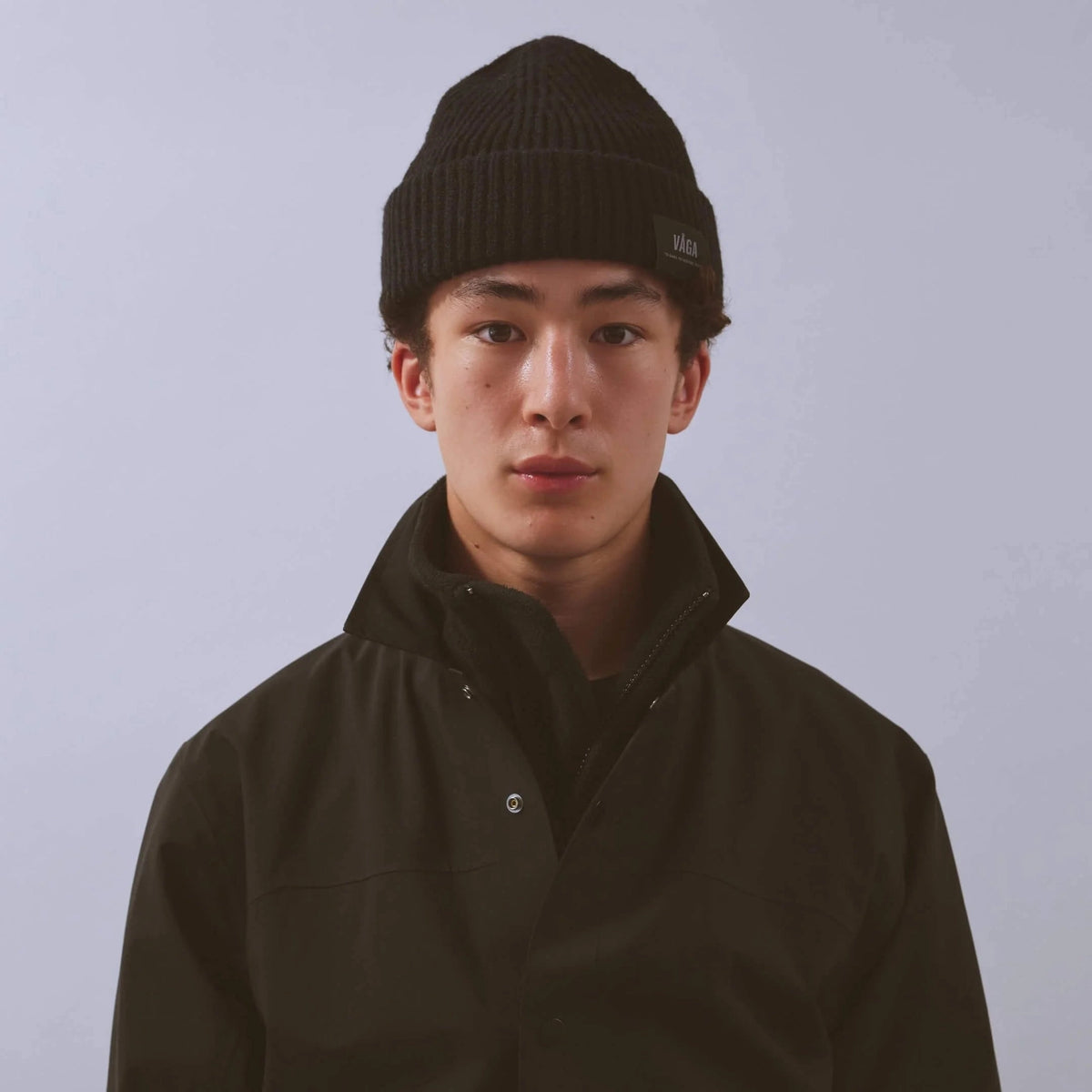 Våga Midweight Beanie in zwart – gedragen, vooraanzicht