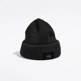 Våga Midweight Beanie in zwart – schuin vooraanzicht met Våga-label