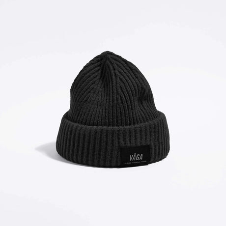 Våga Midweight Beanie in zwart – schuin vooraanzicht met Våga-label