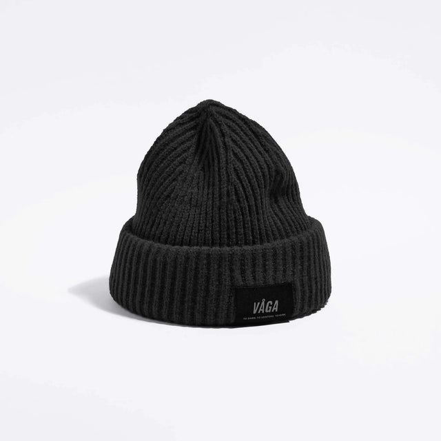 Våga Midweight Beanie in zwart – schuin vooraanzicht met Våga-label