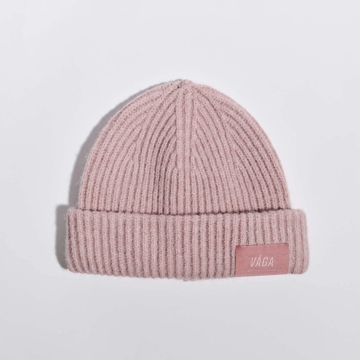 Våga Midweight Beanie in roze – plat neergelegd, voorkant met label