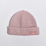 Våga Midweight Beanie in roze – plat neergelegd, voorkant met label