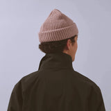 Våga Midweight Beanie in roze – gedragen, schuin achteraanzicht