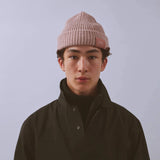 Våga Midweight Beanie in roze – gedragen, vooraanzicht