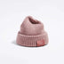 Våga Midweight Beanie in roze – schuin vooraanzicht met Våga-label