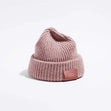 Våga Midweight Beanie in roze – schuin vooraanzicht met Våga-label