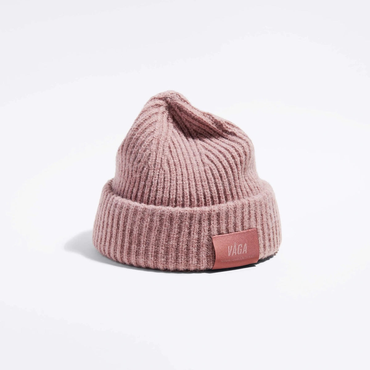 Våga Midweight Beanie in roze – schuin vooraanzicht met Våga-label