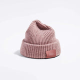 Våga Midweight Beanie in roze – schuin vooraanzicht met Våga-label