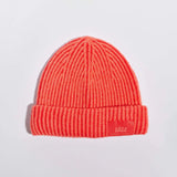 Våga Midweight Beanie in oranjerood – plat neergelegd, voorkant met label
