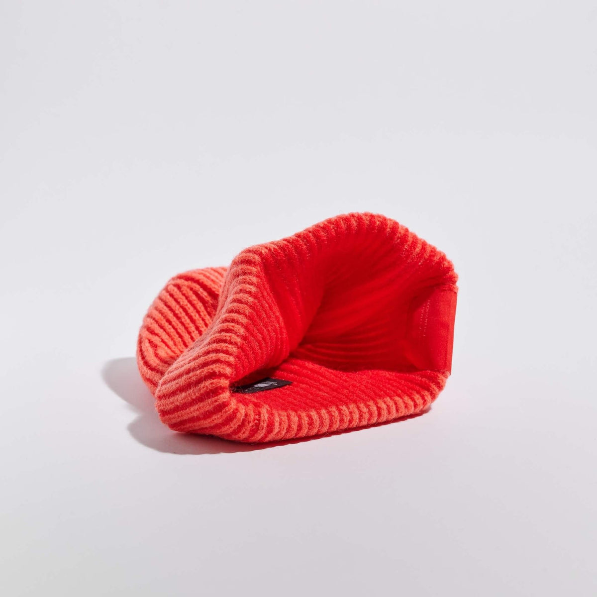 Våga Midweight Beanie in oranjerood – binnenkant van de gebreide muts