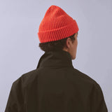 Våga Midweight Beanie in oranjerood – gedragen, schuin achteraanzicht