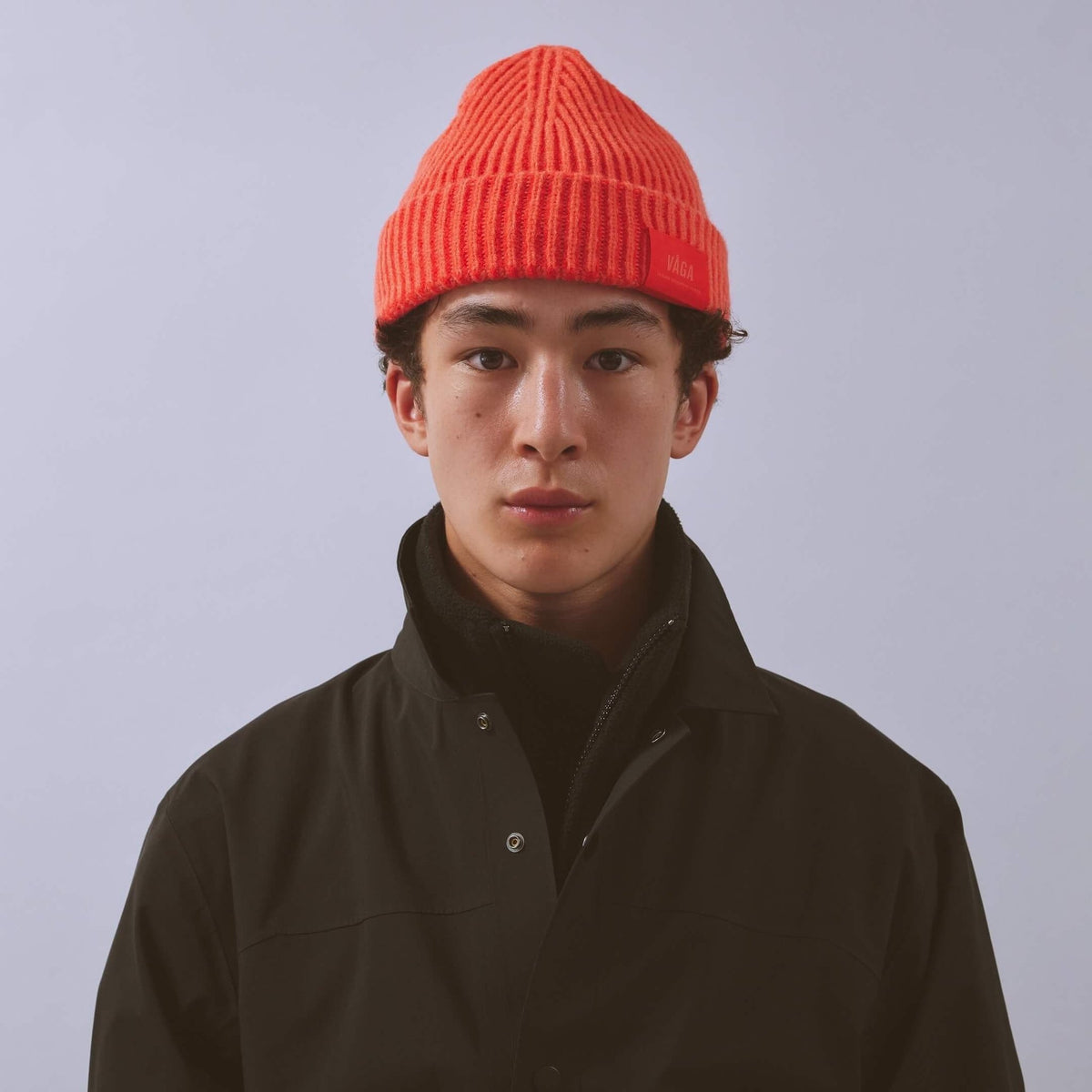 Våga Midweight Beanie in oranjerood – gedragen, vooraanzicht