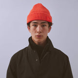 Våga Midweight Beanie in oranjerood – gedragen, vooraanzicht