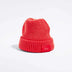 Våga Midweight Beanie in oranjerood – schuin vooraanzicht met Våga-label