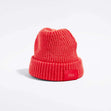 Våga Midweight Beanie in oranjerood – schuin vooraanzicht met Våga-label