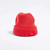 Våga Midweight Beanie in oranjerood – schuin vooraanzicht met Våga-label
