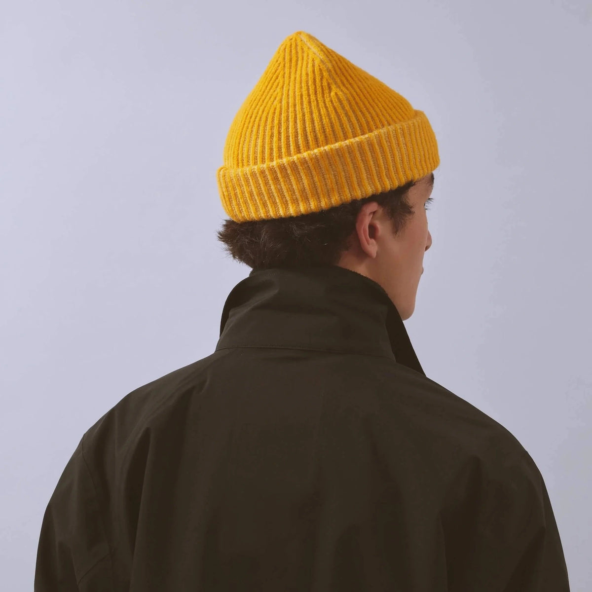 Våga Midweight Beanie in geel – gedragen, schuin achteraanzicht