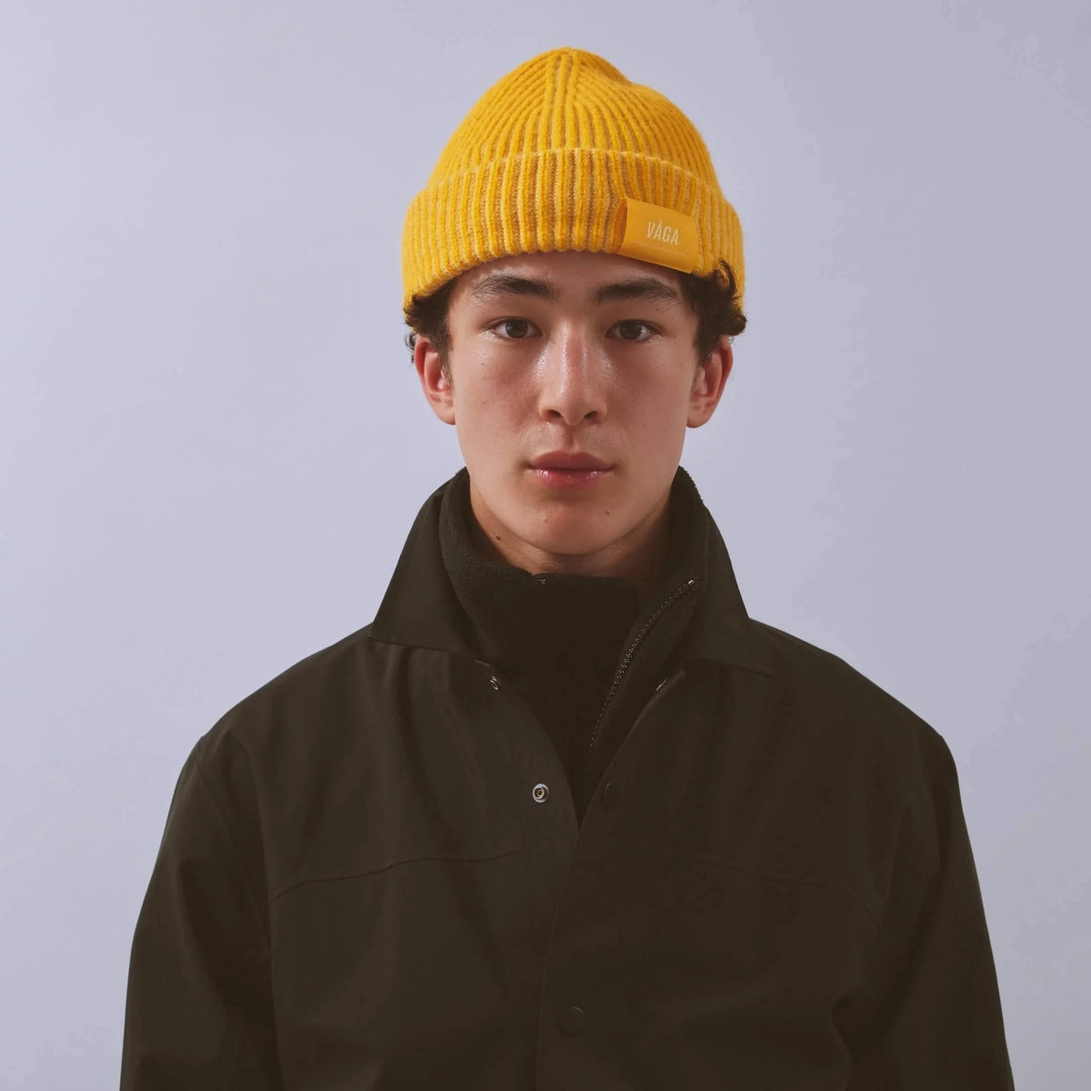 Våga Midweight Beanie in geel – gedragen, vooraanzicht