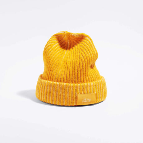 Våga Midweight Beanie in geel – schuin vooraanzicht met Våga-label