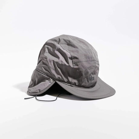 Vaga Padded Hiker Cap in grijs – schuin vooraanzicht met oorflappen omlaag