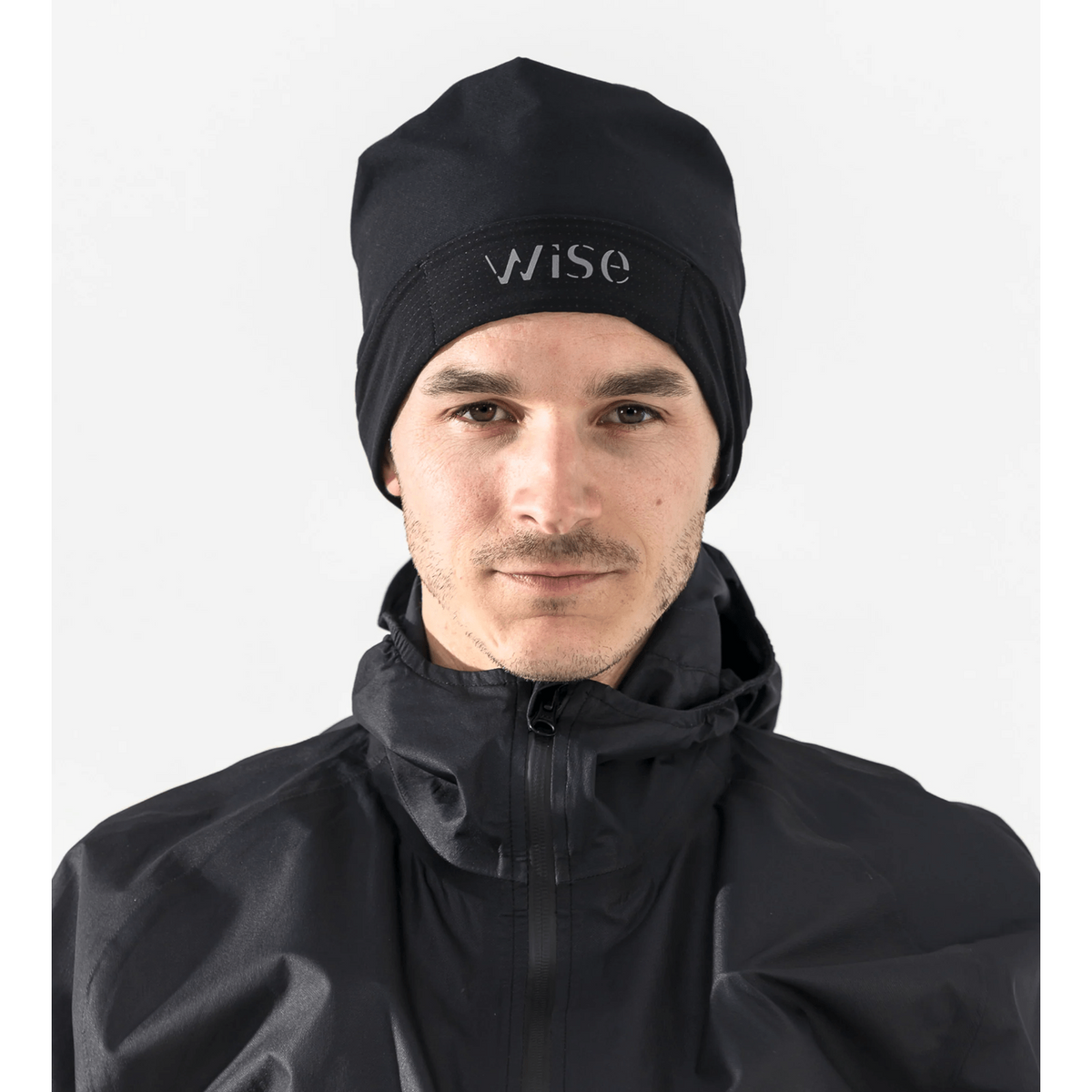 Wise Ultimate Beanie in zwart – buiten gedragen met een nekwarmer